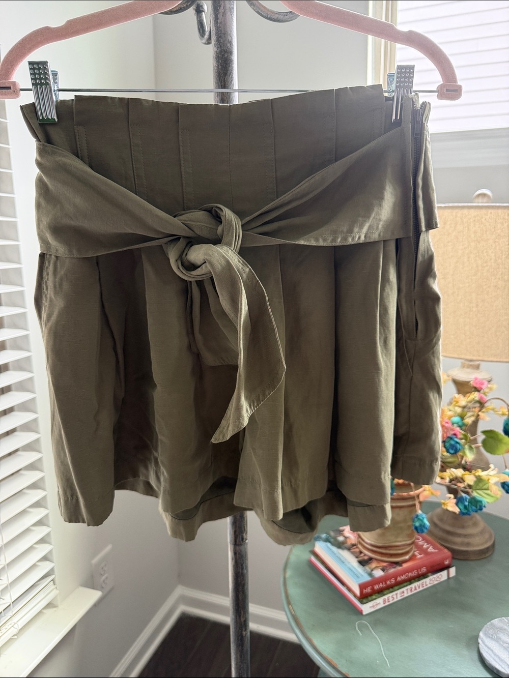 ASTR THE LABEL Pleated Skort in Army Green